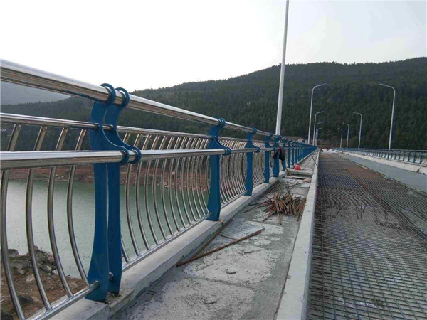 哈密不锈钢桥梁护栏的特点及其在桥梁安全中的重要作用
