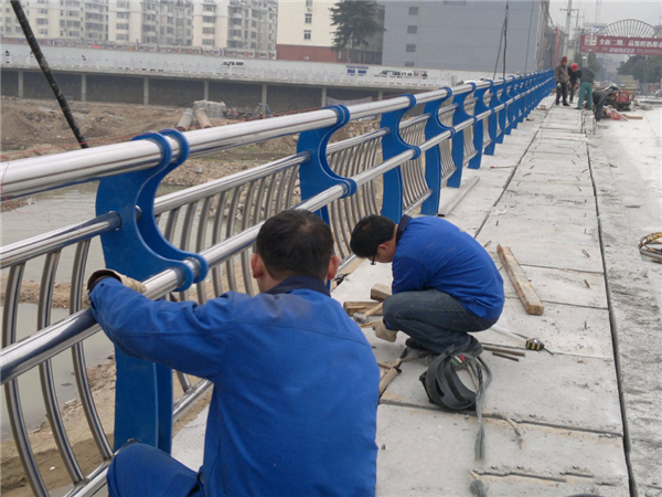 哈密不锈钢河道护栏的特性及其在城市景观中的应用