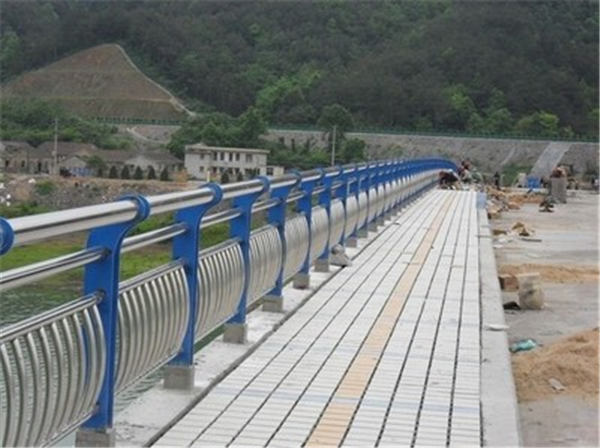 哈密不锈钢桥梁护栏是一种什么材质的护栏